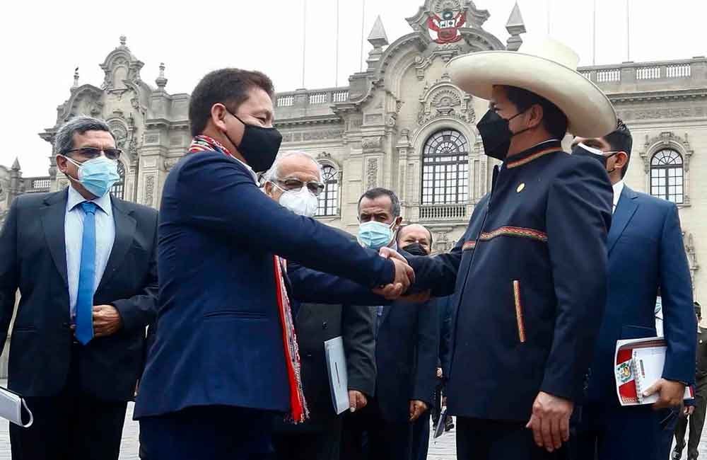 Óscar Elía: "Muchos peruanos ni ven el peligro"
