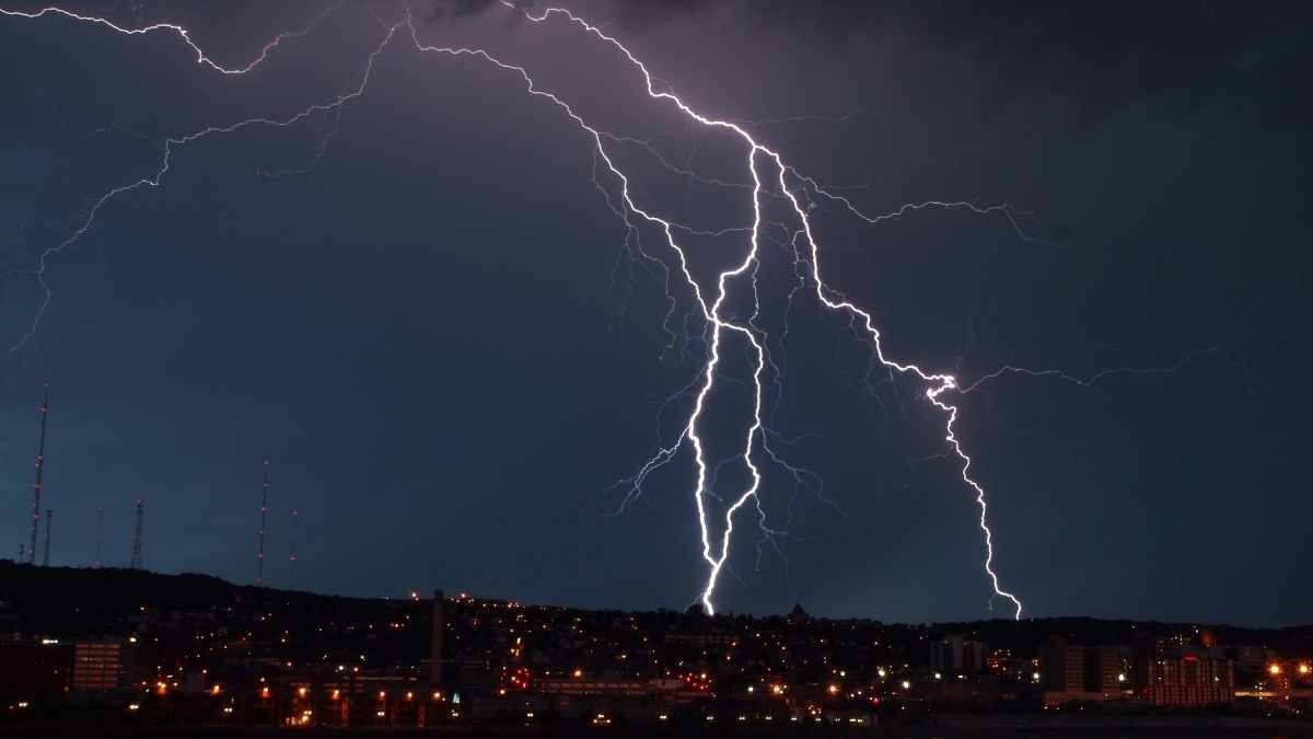 ¿Cómo protegerte de los rayos mortales durante una tormenta eléctrica?