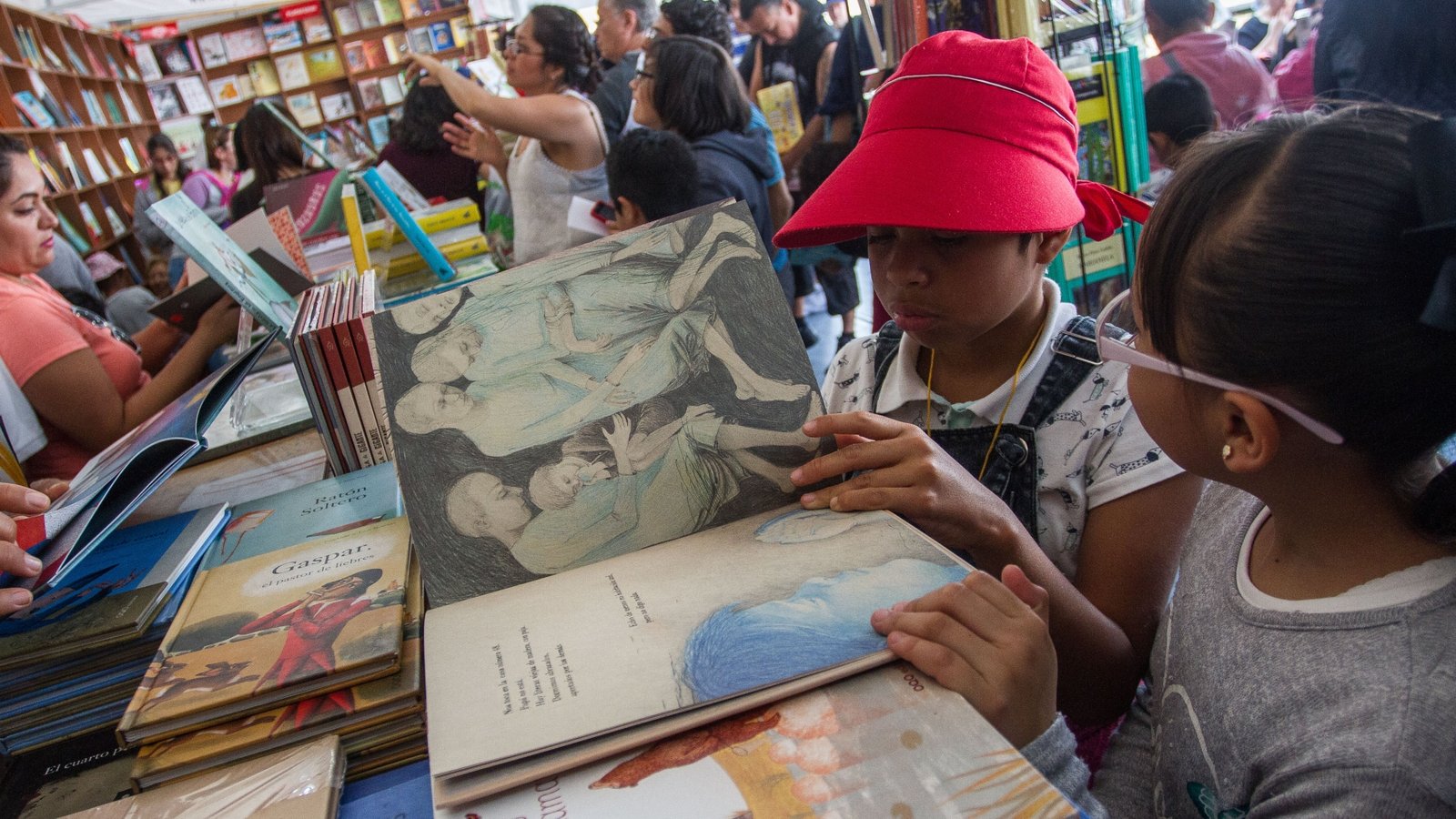 Las incautaciones al narco terminan pagando el programa de libros gratuitos en México