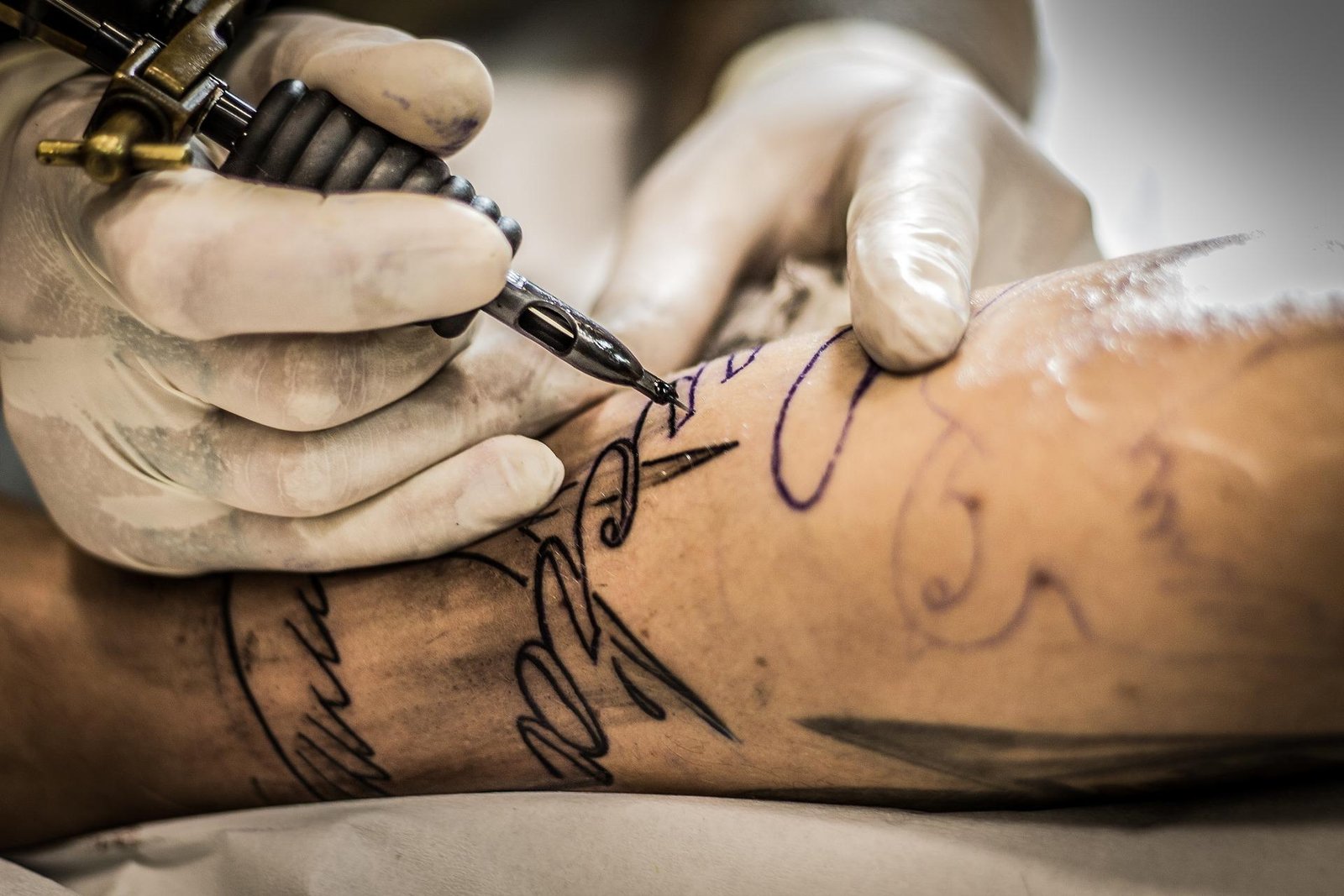 Tatuajes y piercings son más frecuentes entre quienes sufrieron abusos y abandono en la infancia
