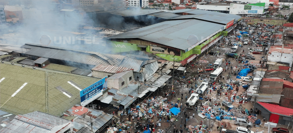 Vendedores ofrecen sus productos en la calle tras incendio en el mercado Mutualista